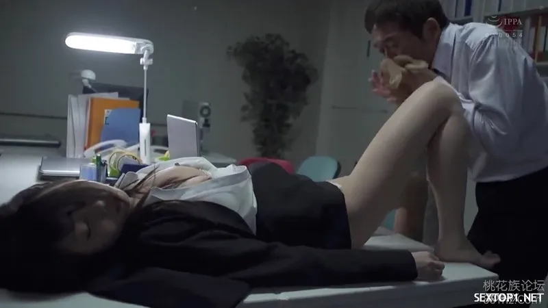 Em thư ký nghiệt ngã gặp phải gã tiền bối biến thái