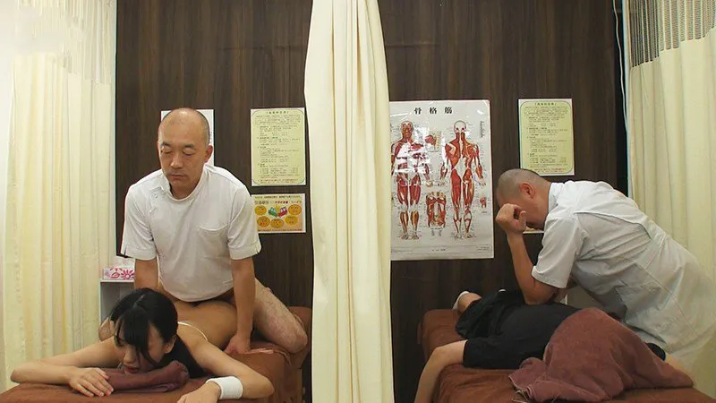 Dẫn ghệ đi mát-xa rồi bị đụ cạnh bên mà không hề hay biết