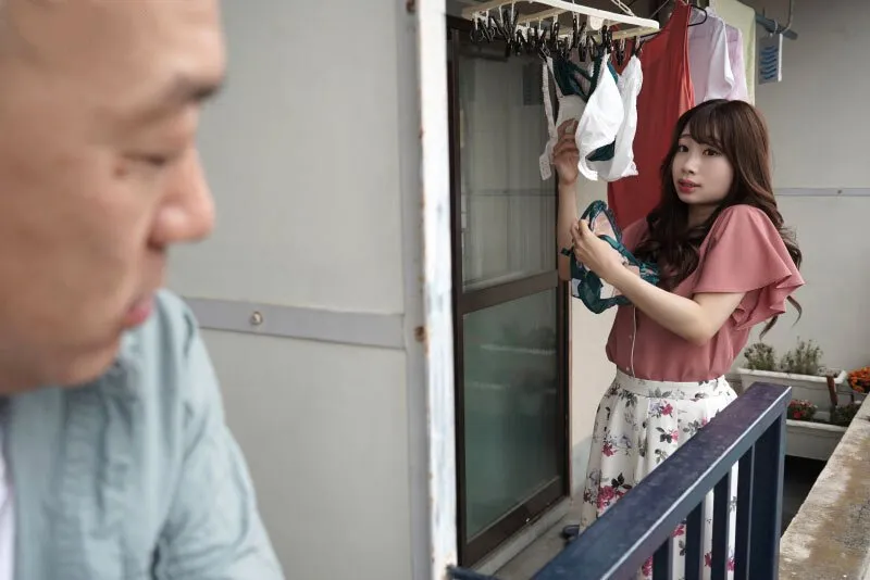 Gã nhà đối diện chuyên soi mói và cặp cô vợ anh xã thường xuyên rên la quá to